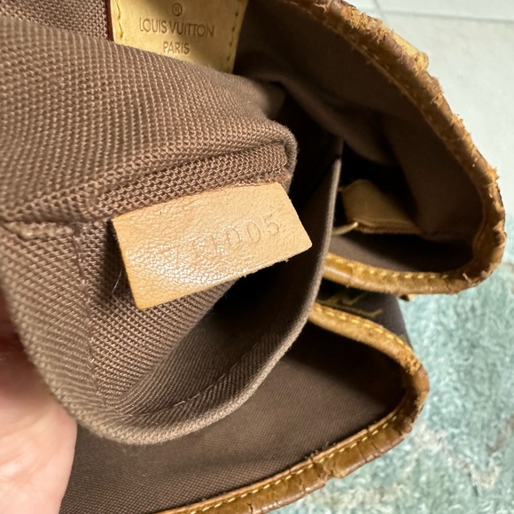 Vintage 2005 Louis Vuitton Monogram Batignolles bag - Serial number V11005 - Picture 6 of 7